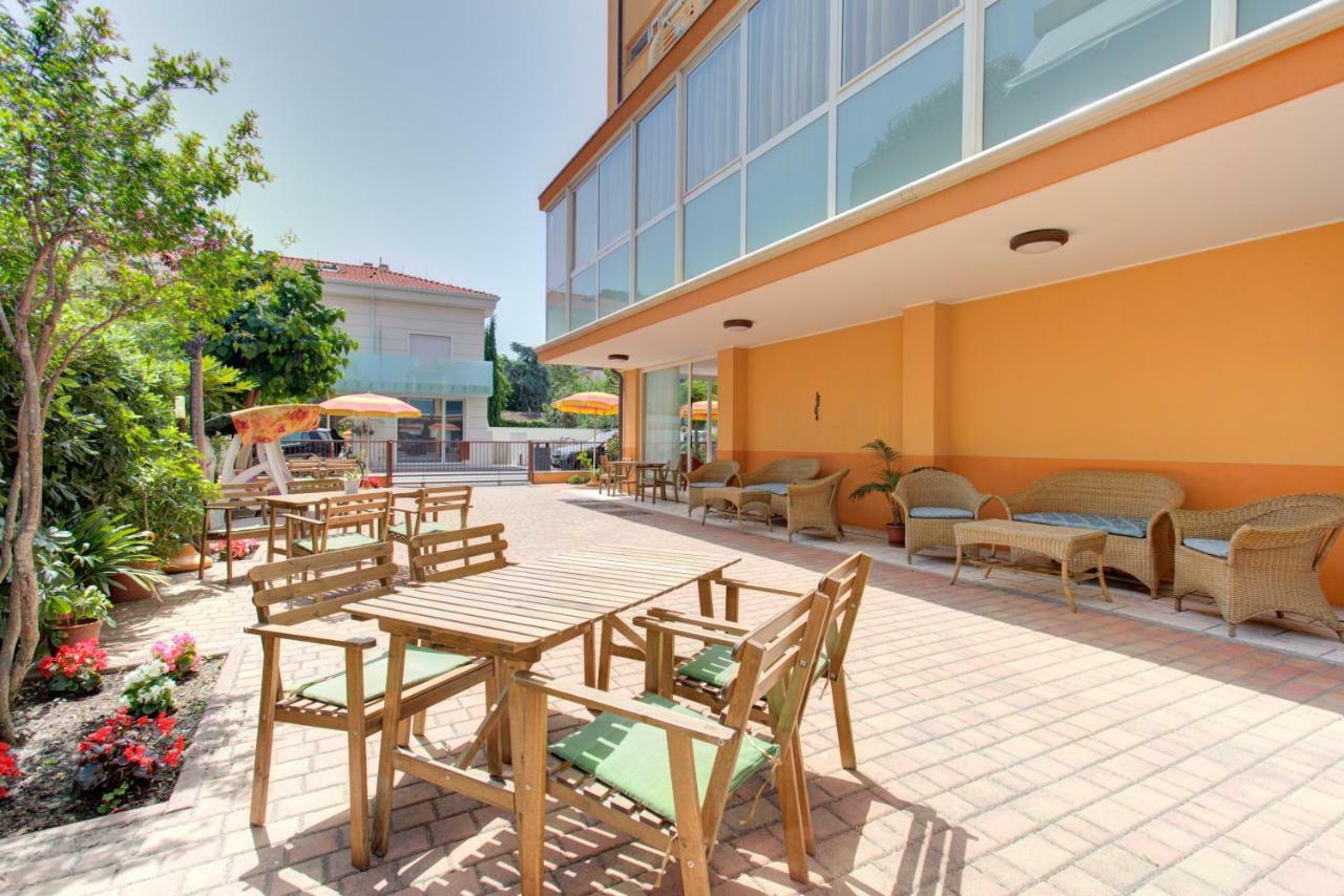 Hotel Nella Rimini Buitenkant foto
